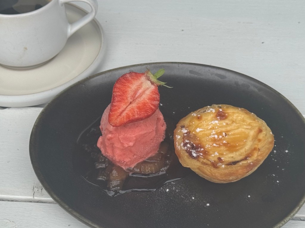 huisgemaakte aarbei-roomsorbet met pastel de nata